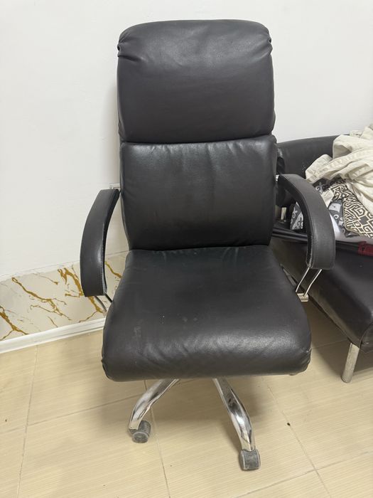 Кожанное кресло офисное