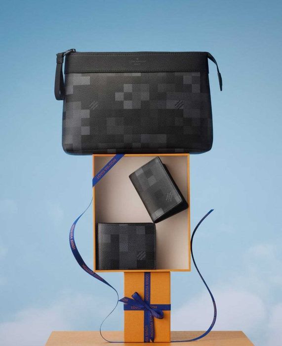 Кожена чанта с чип NFC - Louis Vuitton клъч 2026