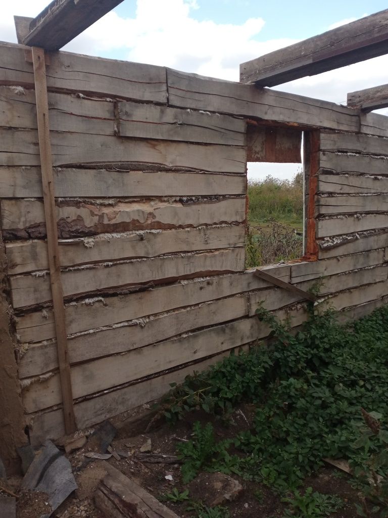 Продам дом бревна и брус на слом гнили нету всё хорошее
