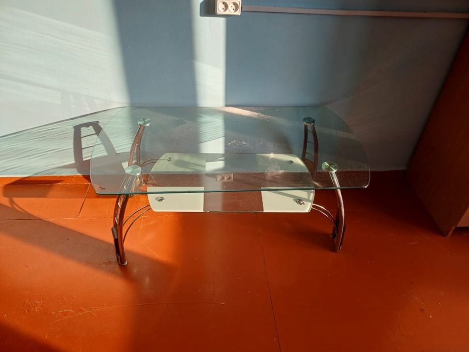 Стеклянный столик продам