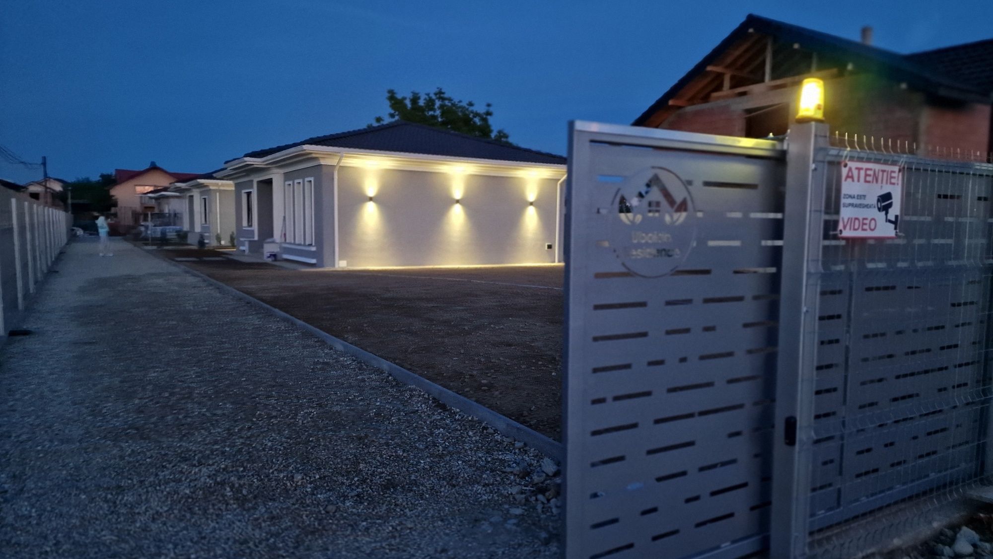 Case Noi in stil Mediteranean Cartier Privat langa Coloana Infinitului