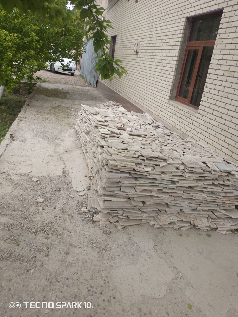 Yangi 100²sotiladi