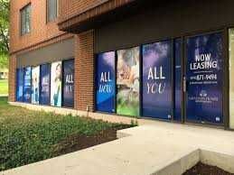 Autocolant tip perforat (window graphics) pentru colantare magazine