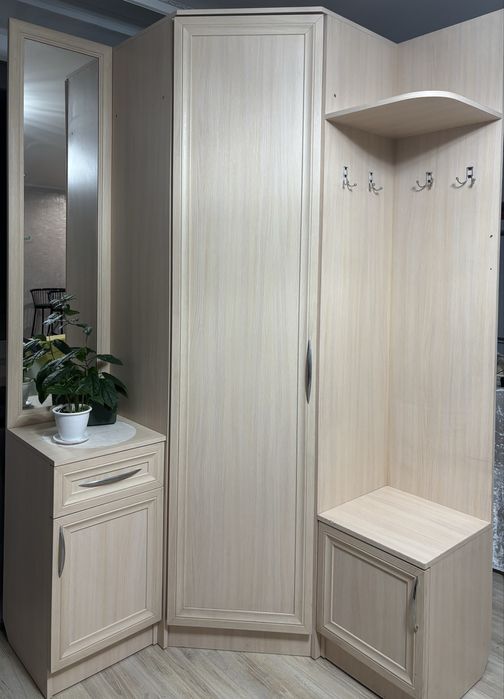 Шкаф угловой в прихожию