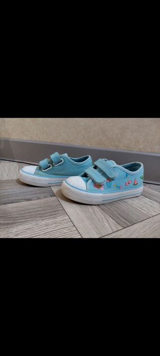 Отдам Сандалии, кроссовки, кеды р. 25-26