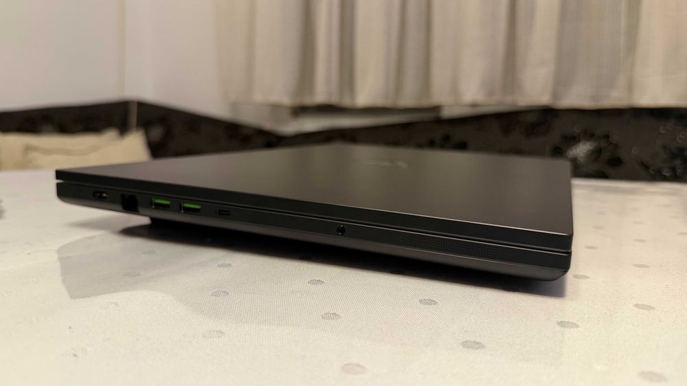 RAZER BLADE 18 2025 + Razer Basilisk V3 Pro 35K + Razer Gigantus V2