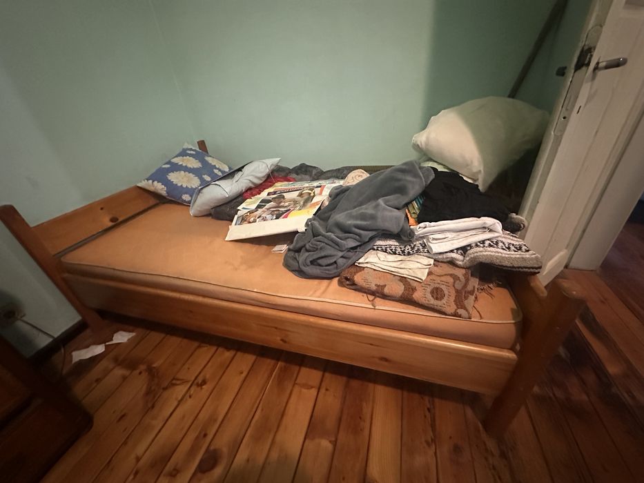 Двойно дървено легло