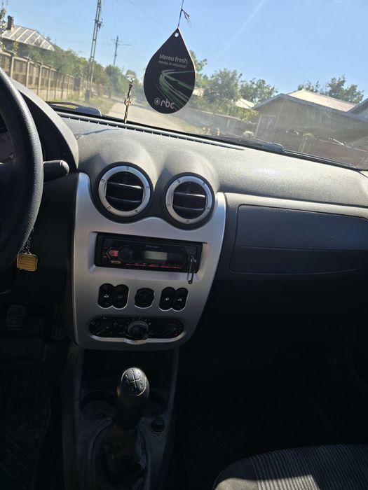 Vând Dacia Logan