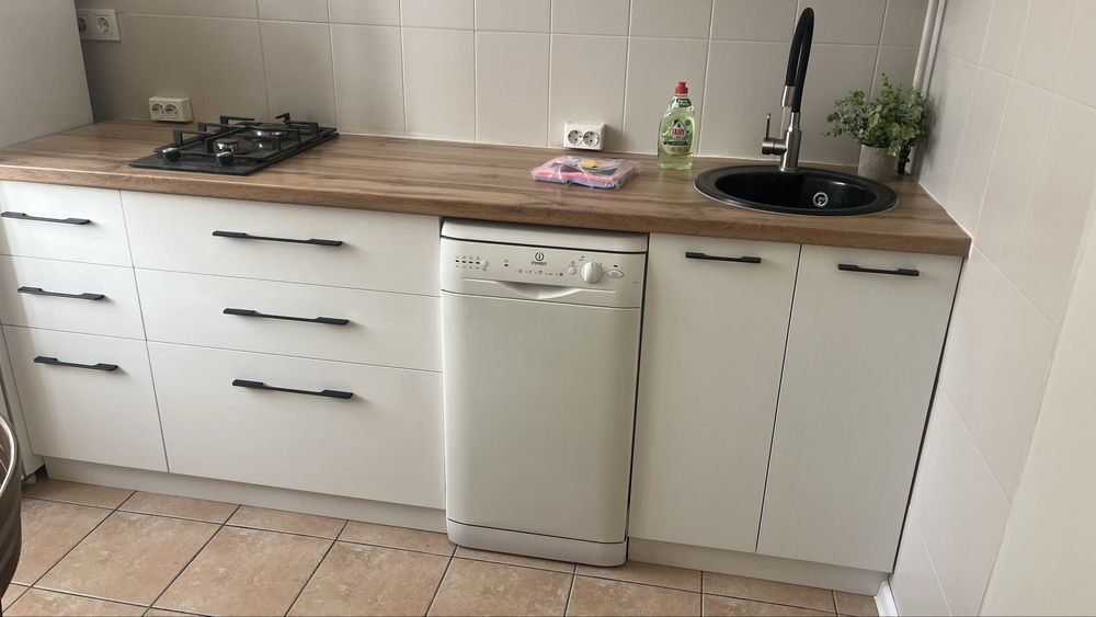 Кухня  б/у  холодкльник посудомойка . Комплект