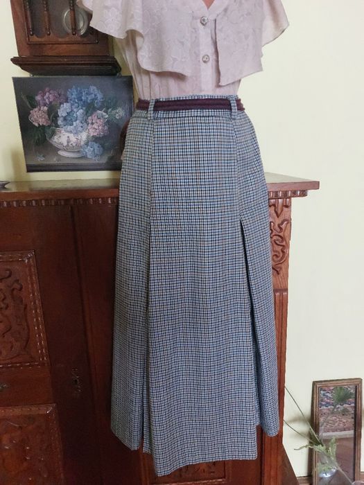 Fusta noua din poplin fin, minunata, racoroasa, cu patru slituri duble