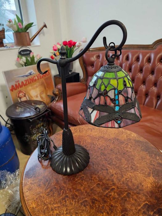 Витрина с метален обков