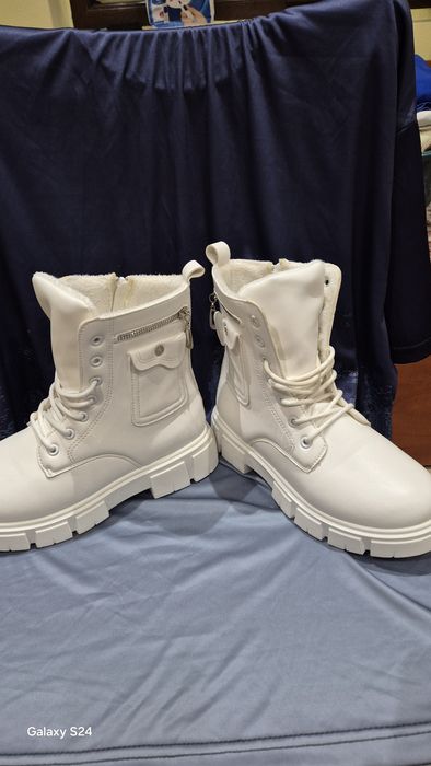 Vând ghete albe cu blanita