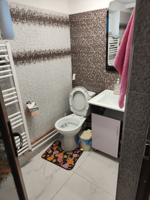 Închiriez casă 3 camere