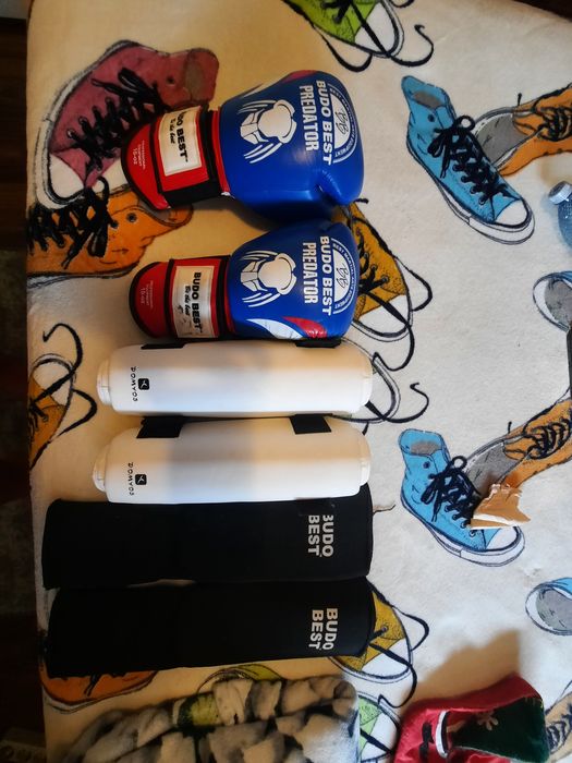 Vand set complet de box , manusi , tibiere 2 perechi , fase 1 pereche