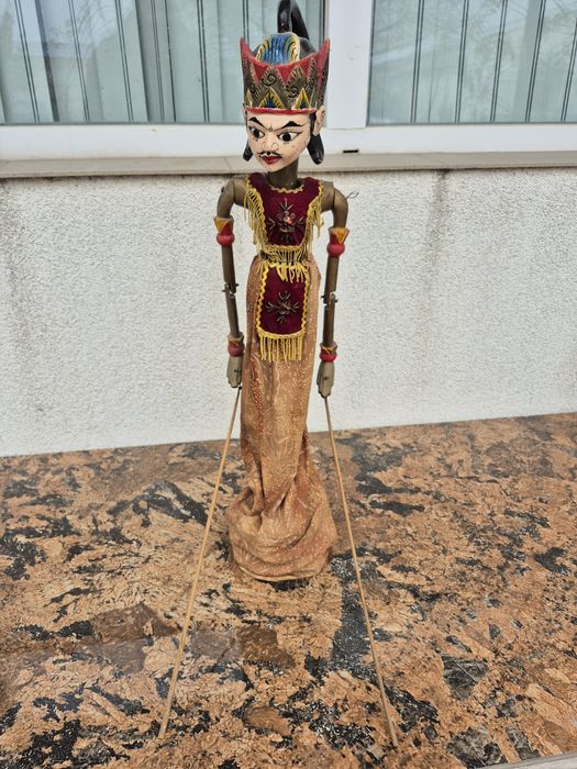 Vând o papusa statuieta lemn,scluptata pictata manual ,made Indonezia