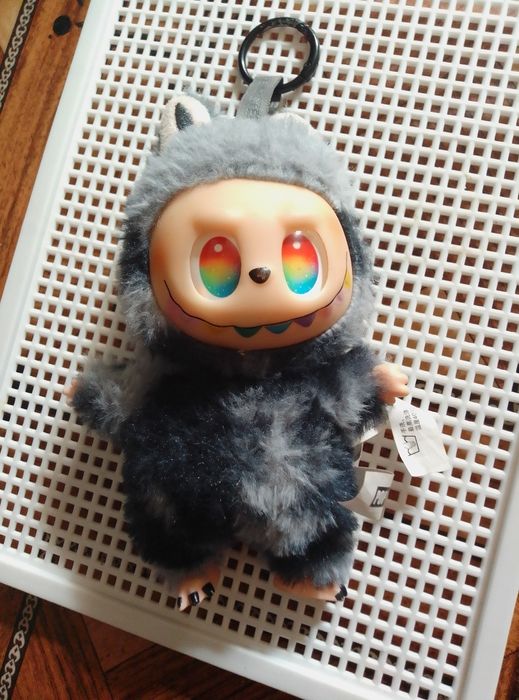 Labubu qora yangi turibdi