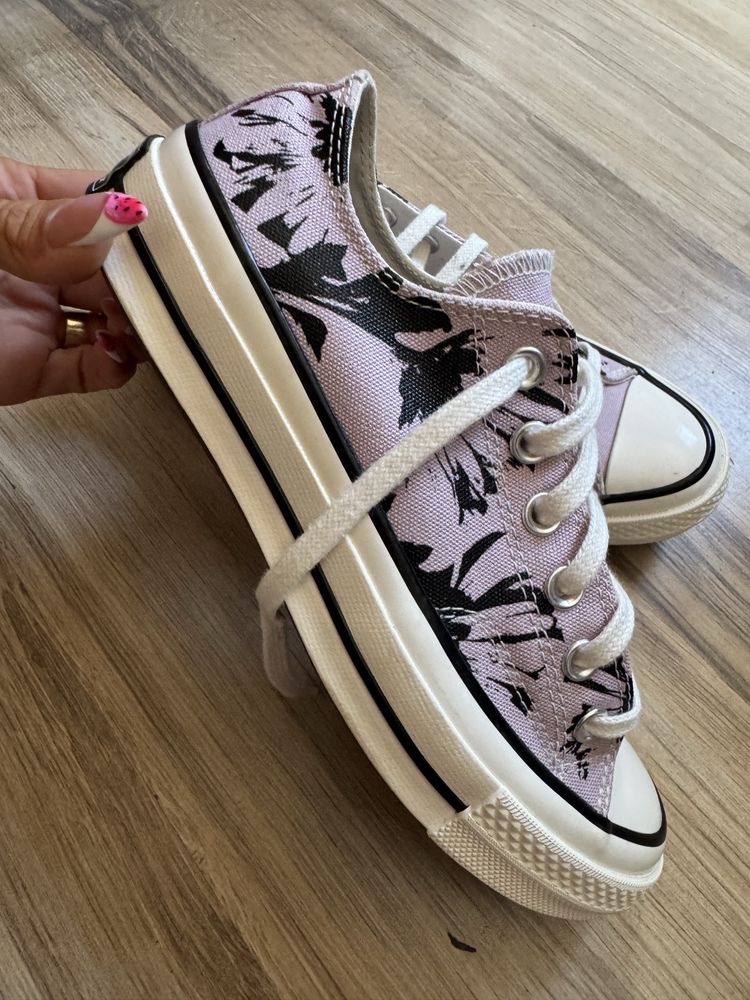 Оригинални шикозни цветни кецове Converse ! 37,5 н