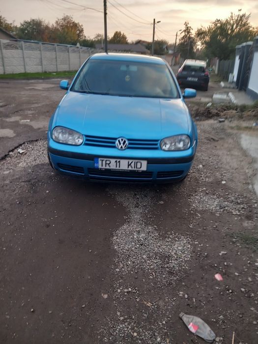 Vând golf 4 acte in regulă
