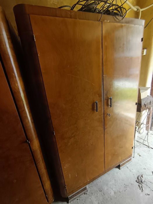 Dau mobilier vechi