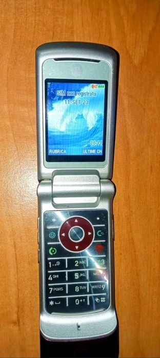 Razr cu clapa by Motorola