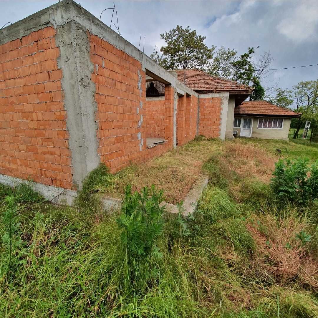 Vând casă IN LUCRU, cu gradină.