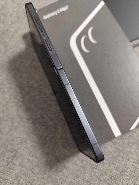 Samsung Z Flip 7 256GB / 12GB RAM