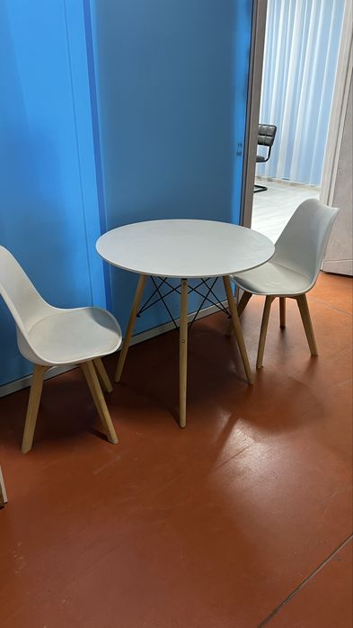 Стол и стулья, почти новые