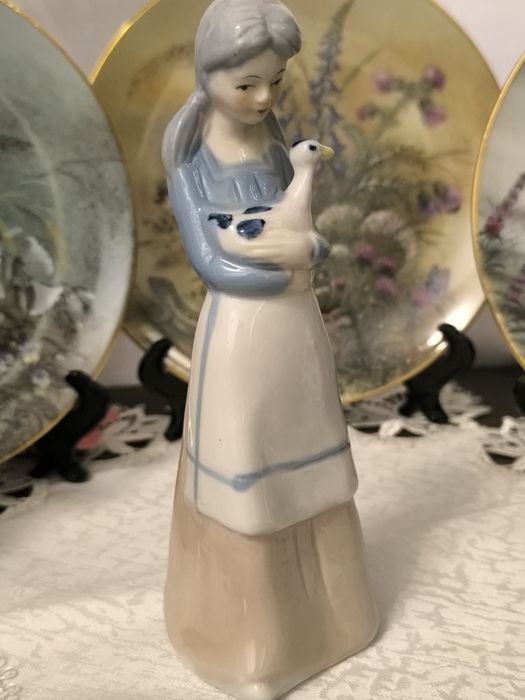 Порцеланова фигурка висока-15 см