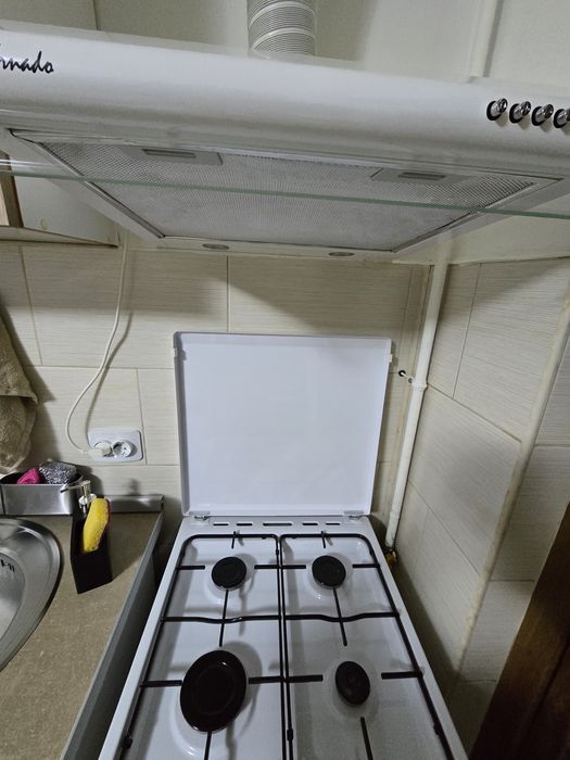 Vând aragaz și hotă