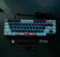 customize механични клавиатури! със сини и черни суичове.
