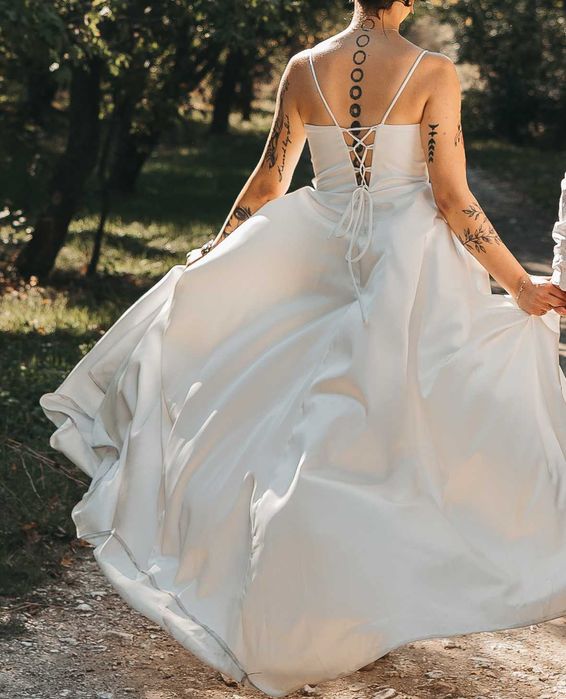 Сватбена рокля - американ сатен, семпла, елегантен дизайн