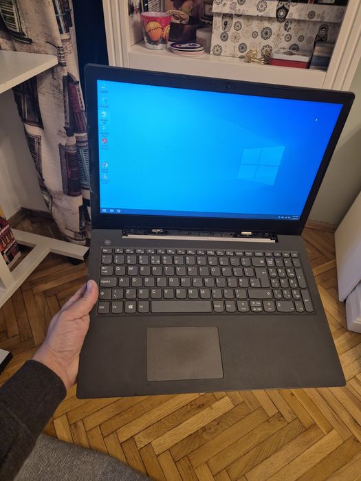 Laptop Lenovo v130