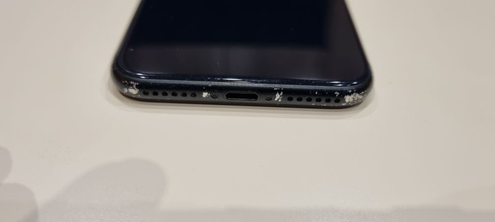 Продавам черен телефон с калъф IPHONE  SE