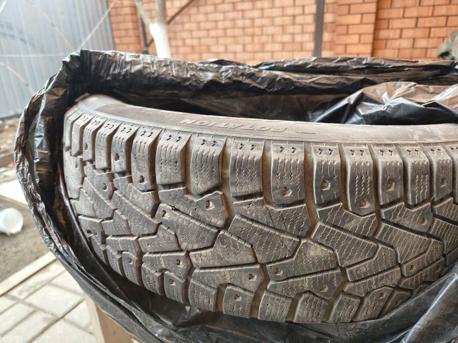 Продам комплект зимней резины 185/65 R15