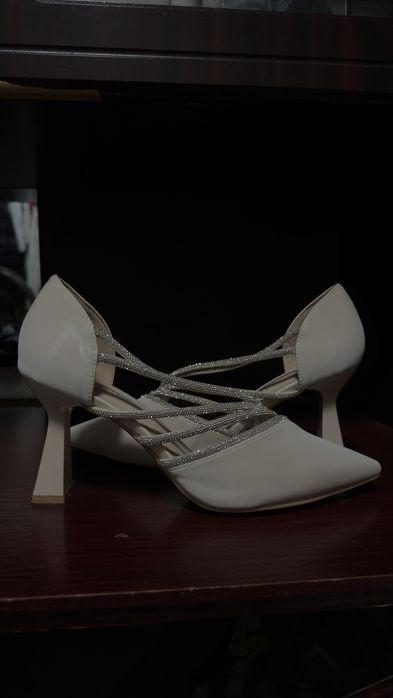 Женские туфли на небольшом каблучке светло бежевые