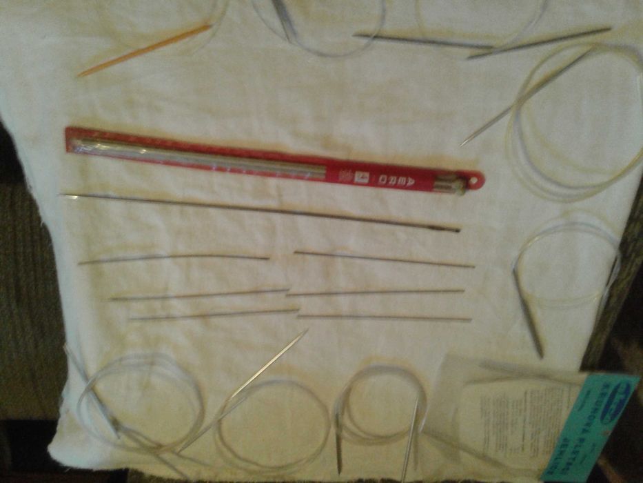 Две плетени дантелени покривки и плетен шал с бонус: куки за плетене.