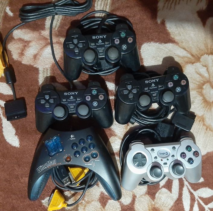 Vând manete originală PlayStation 2 și ps2 și 2 Logitech în stare bună