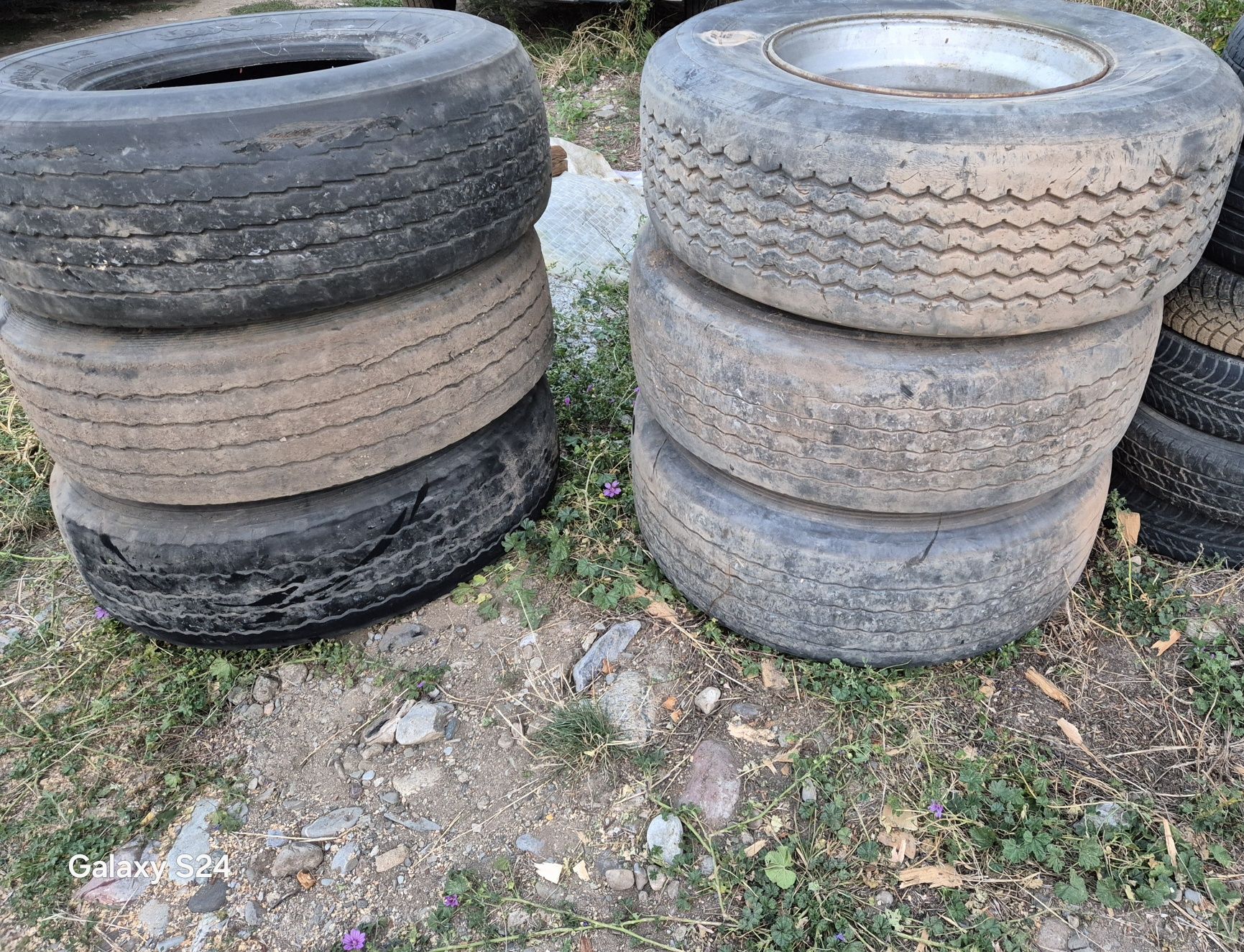 Гуми с джанти за камион