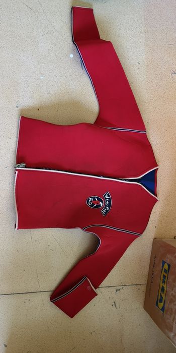 Неупрен 2 частни, яке и гащеризон с къс крачол.