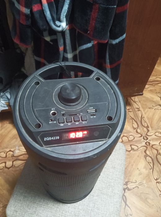 Продам колонка работает отлично есть зарядки микрофон пульт есть все р