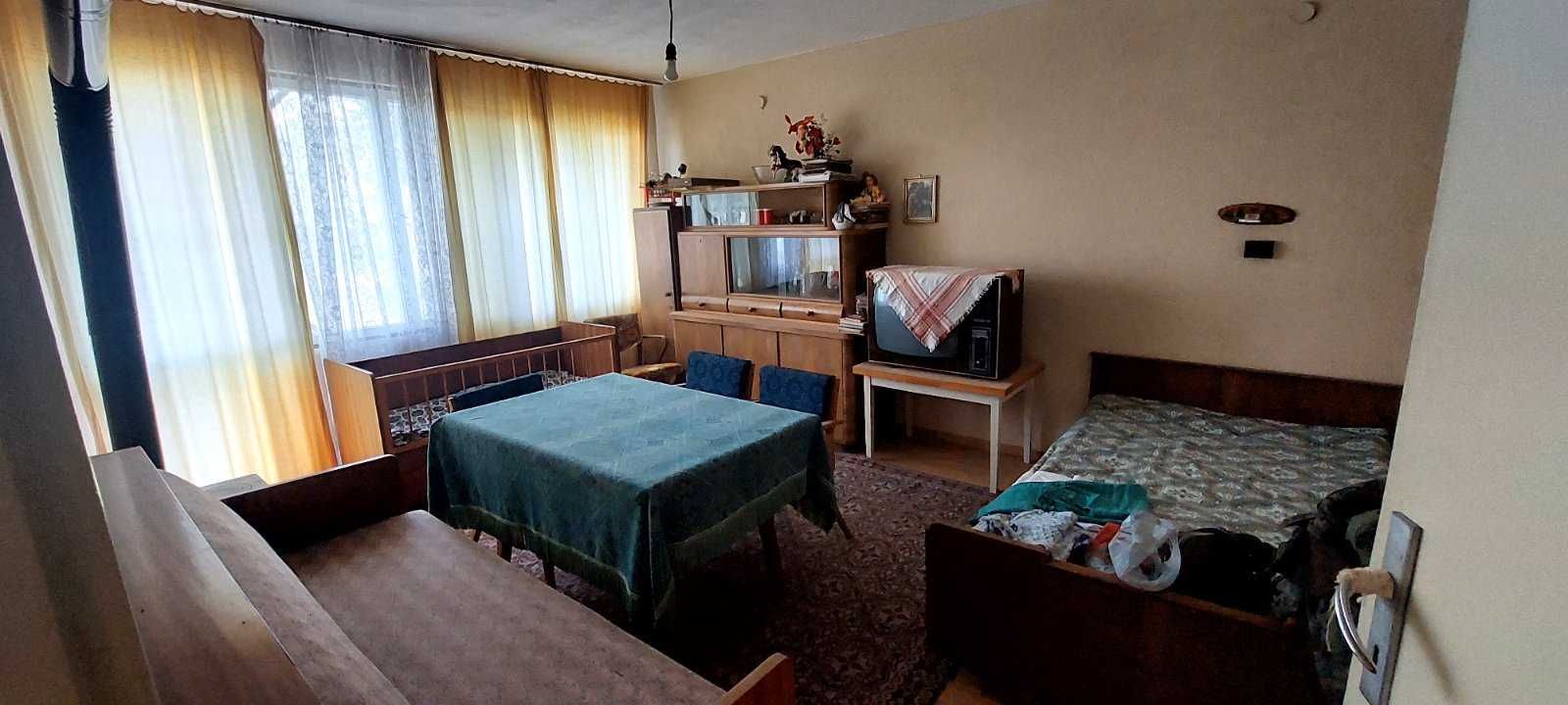 Собственик продава 210 кв КЪЩА с двор 460 кв в с. Цар Калоян в центъра