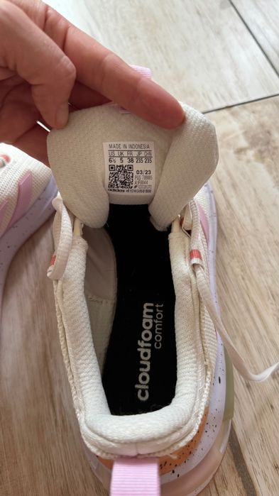 Teniși Adidas în stare foarte bună