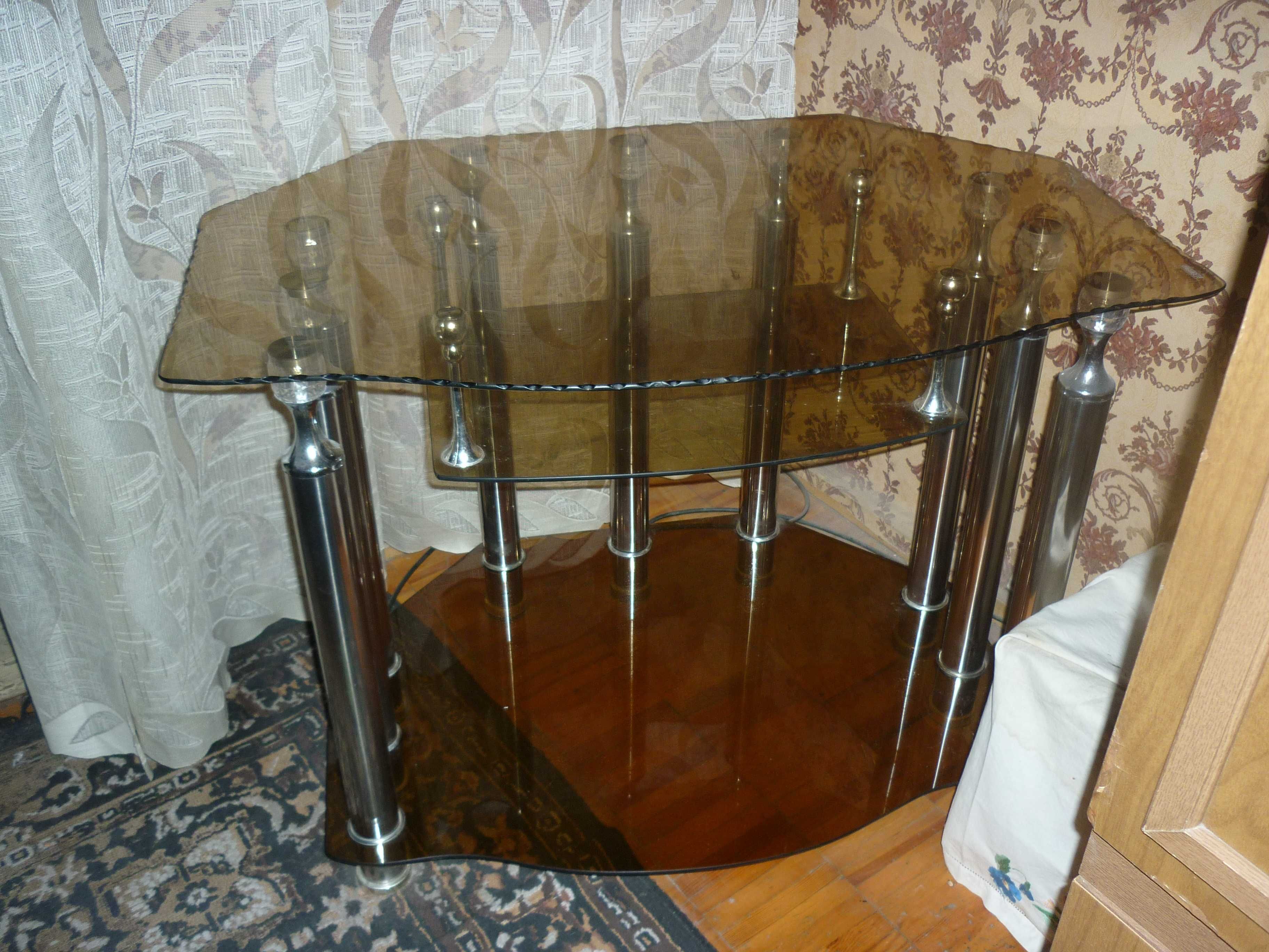 Продам. Стеклянный столик под телевизор из стекла йодового цвета.