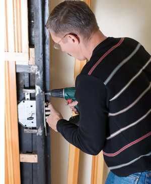 Установка замена врезка замков на входные металлические двери калитки