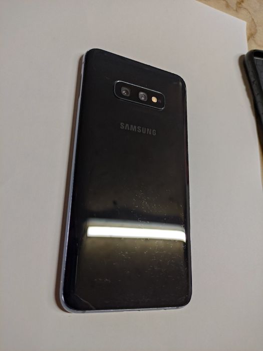 Samsung s10e.  11 версия Шауып тұрған телефон