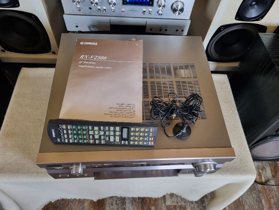 Receiver Yamaha RX-V2500. 130 watts/canal, 7.1. Impecabil.
