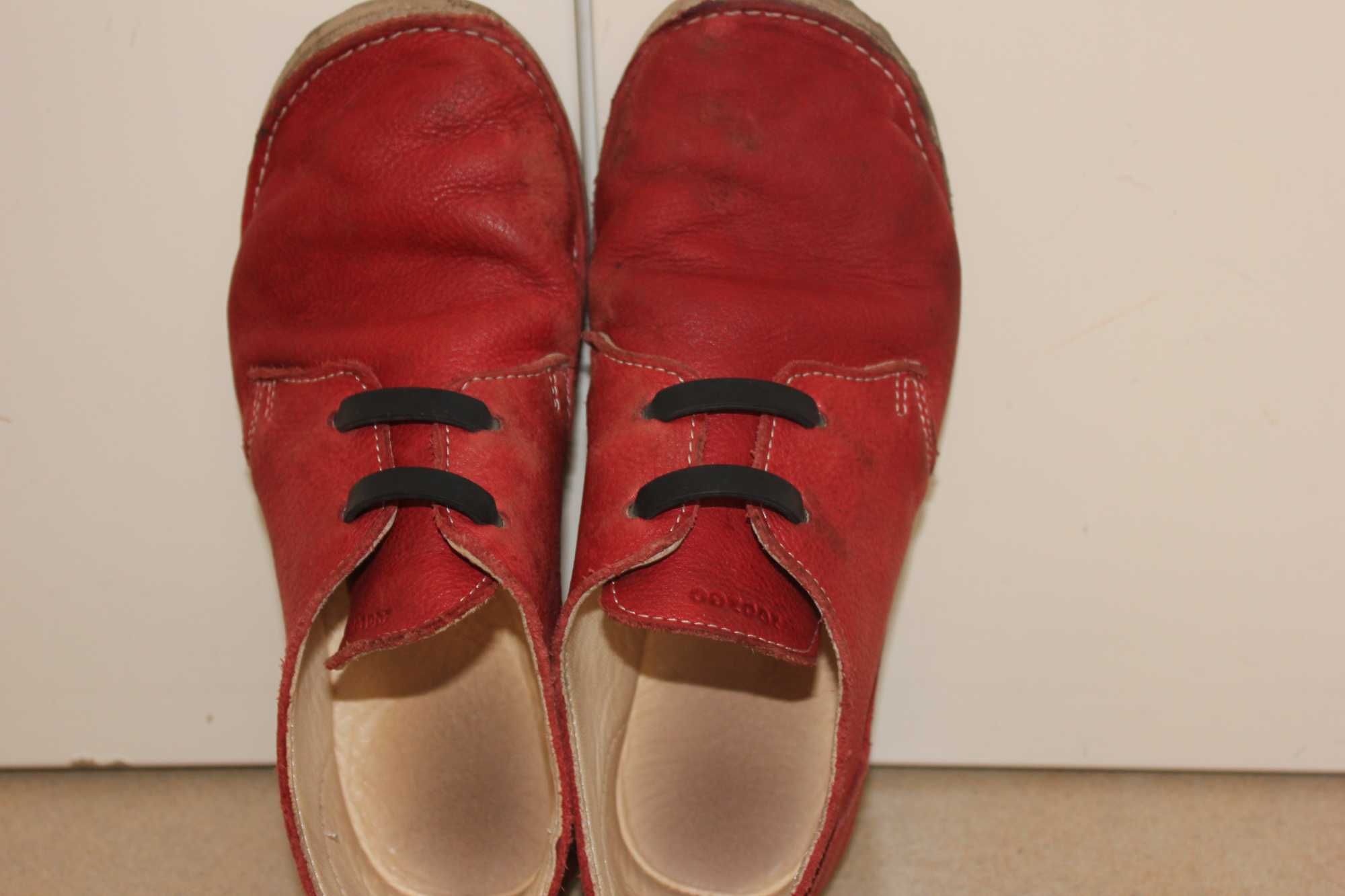 Зизуу Обувки АКИТА в червено