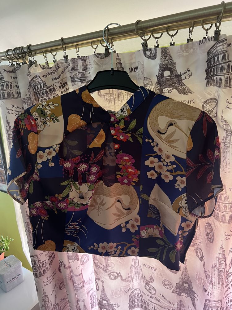 Top de ocazie floral cu eticheta