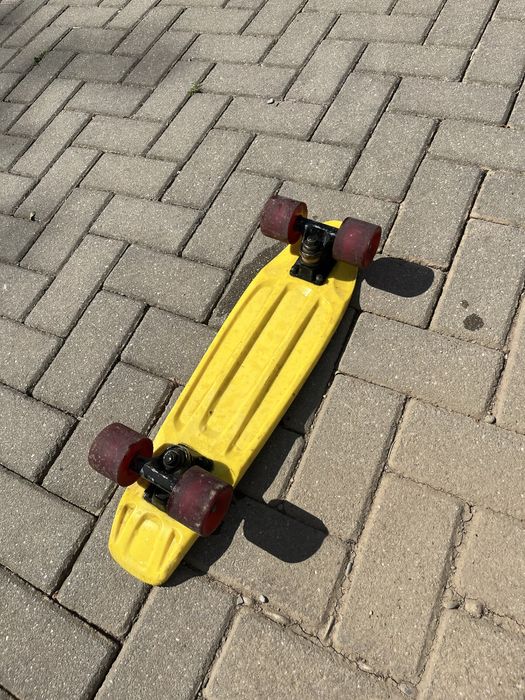 penny board galben cu roti rosii