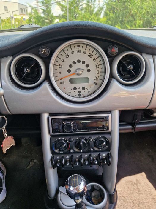 Mini Cooper 1.6 benzina, stare bună, roșu cu negru